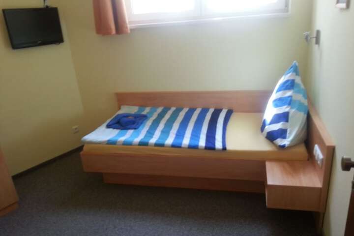 Room 7 of 38