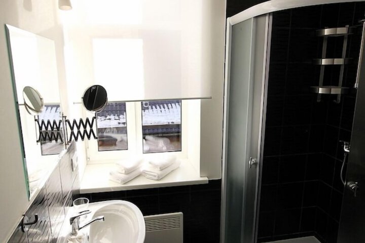 Room 32 of 46