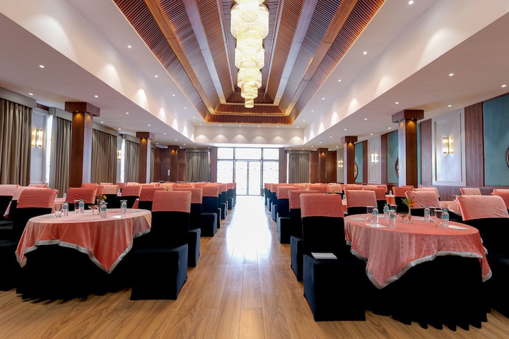 Ballroom/Hall 41 of 76