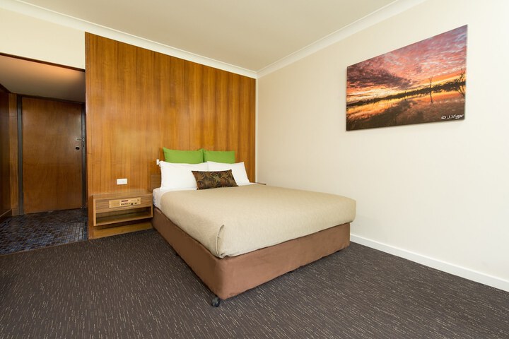 Room 4 of 33