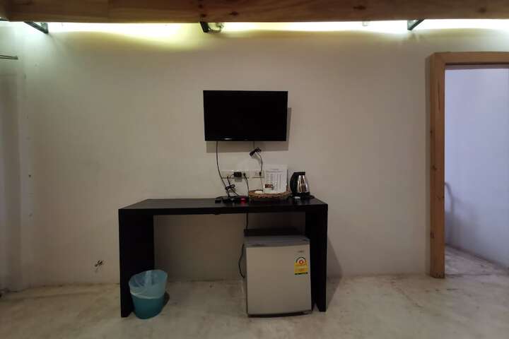 Room 27 of 82