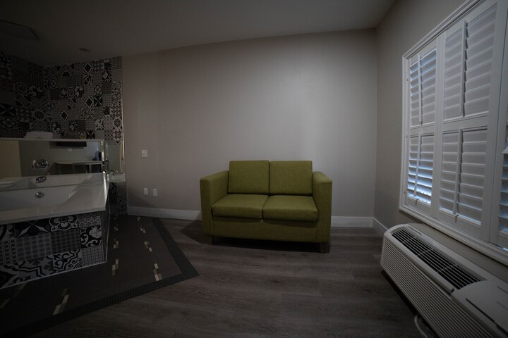 Deluxe King Bed (14 of 50)