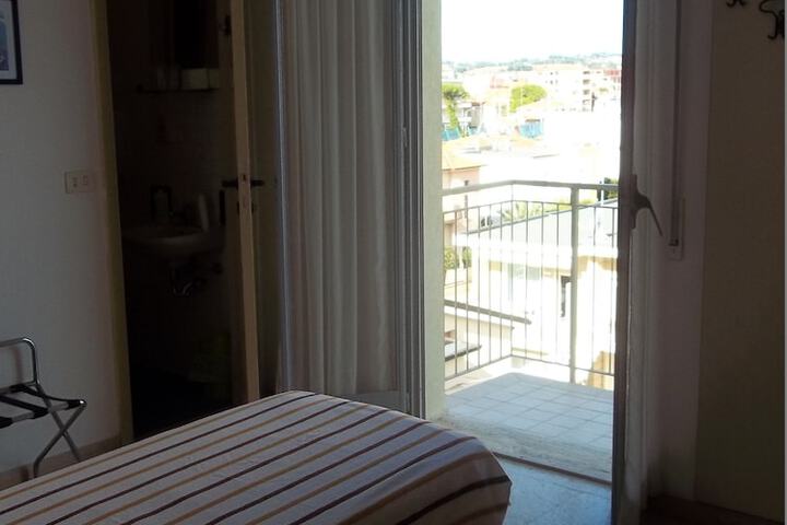 Room 10 of 125
