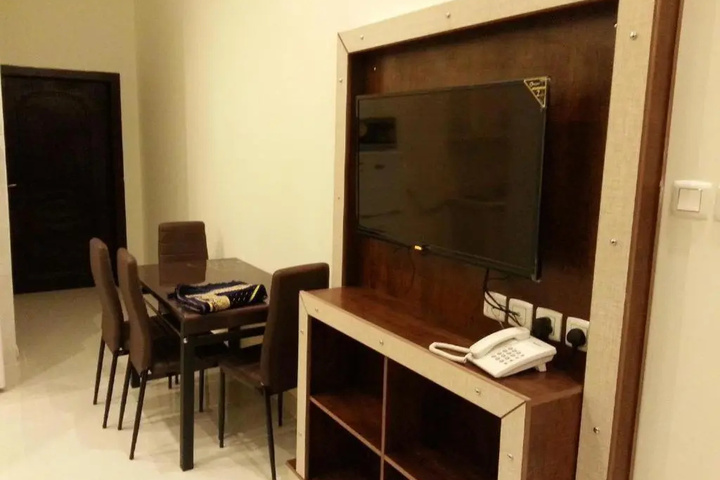 Room 5 of 9