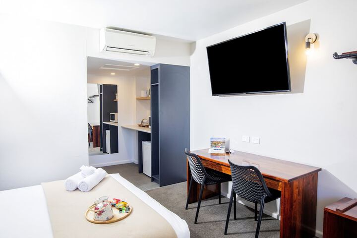 Room 6 of 25
