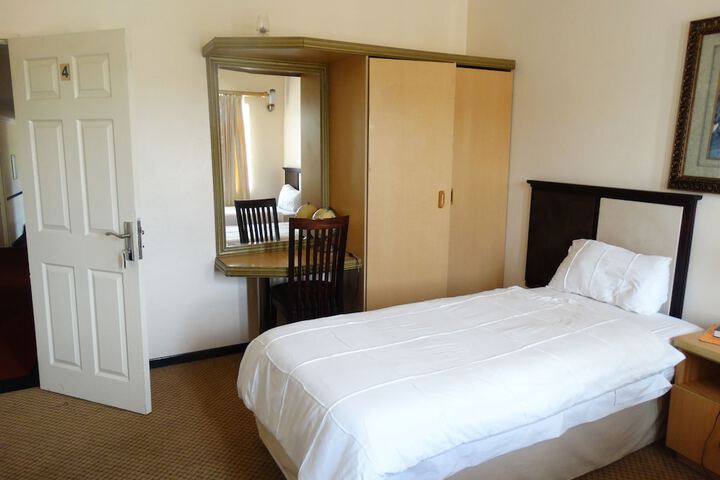Room 6 of 42