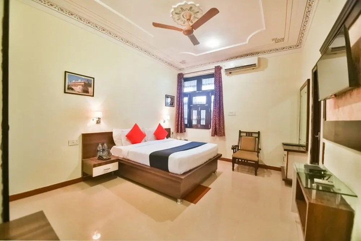 Room 6 of 18