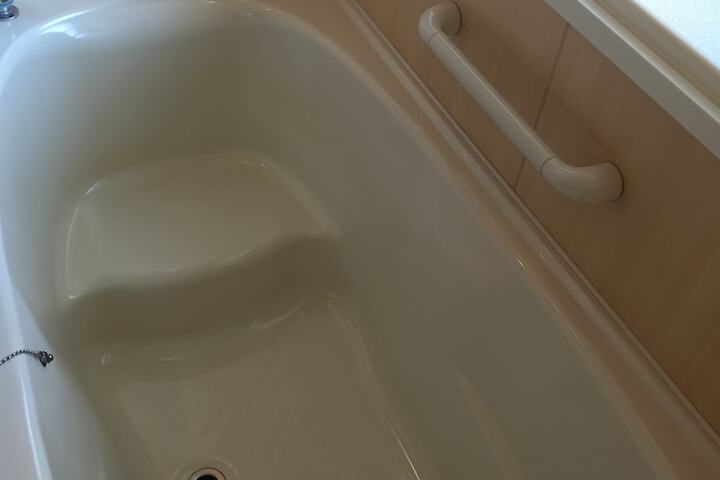 Deep soaking bathtub