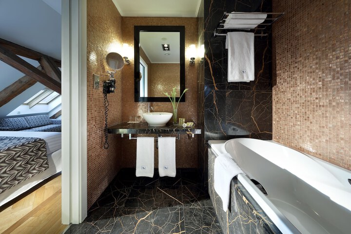 Room 27 of 51