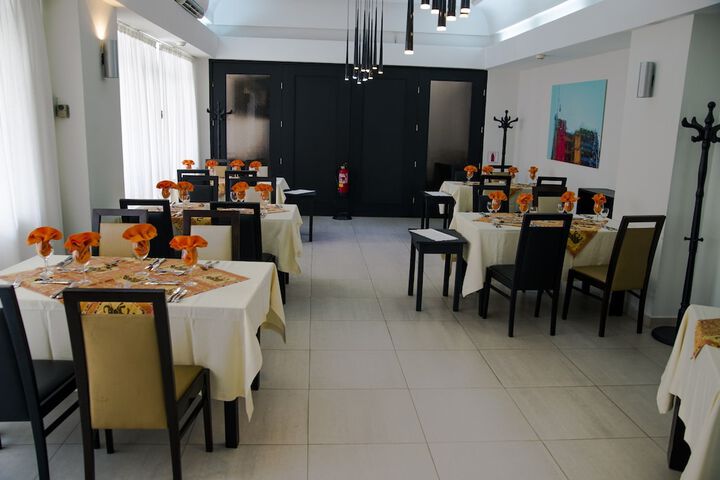 Dining 35 of 79