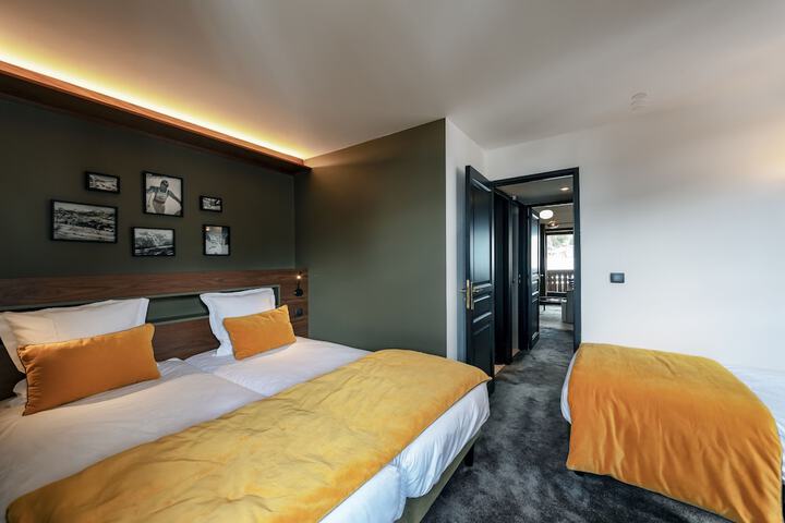 Room 6 of 100