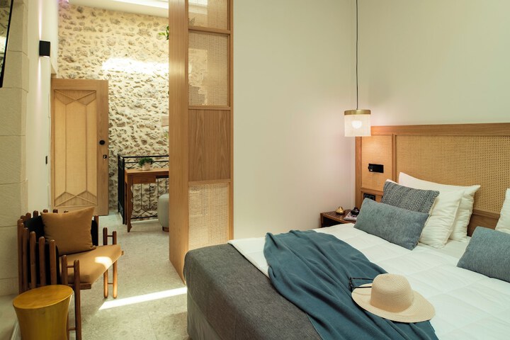Room 3 of 43