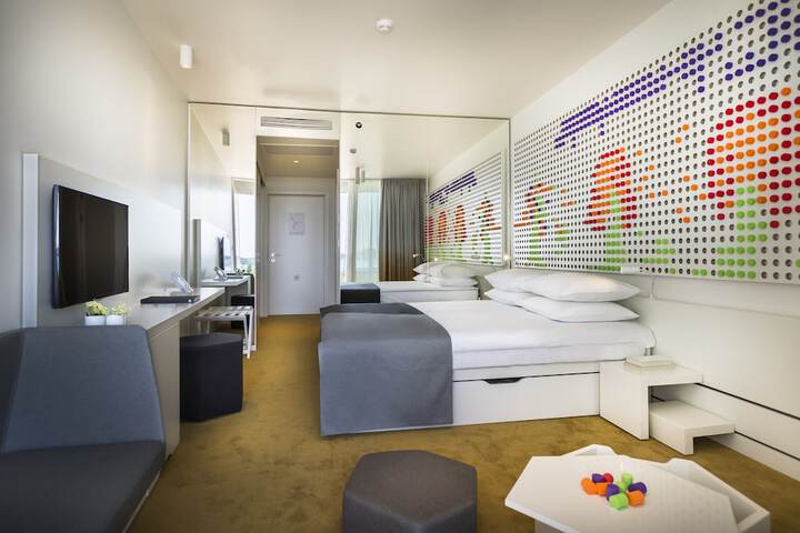 Room 4 of 138