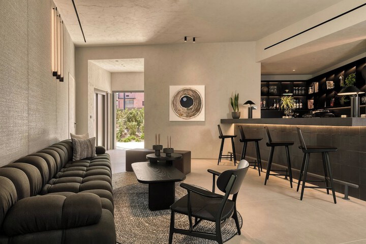 Lounge 111 of 130