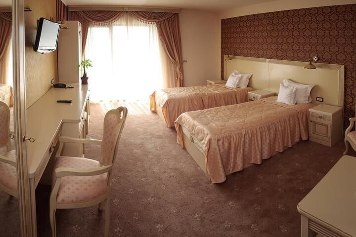 Room 4 of 37