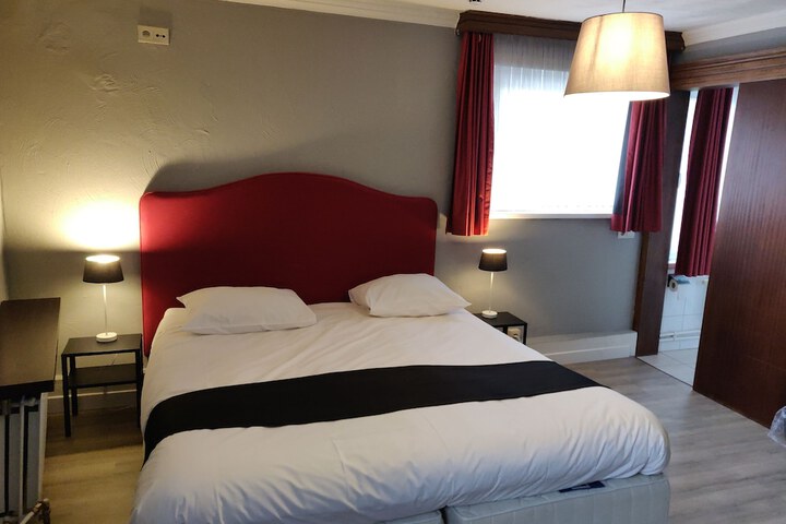 Room 3 of 37