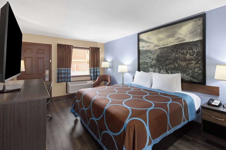 1 King Bed (4 of 9)