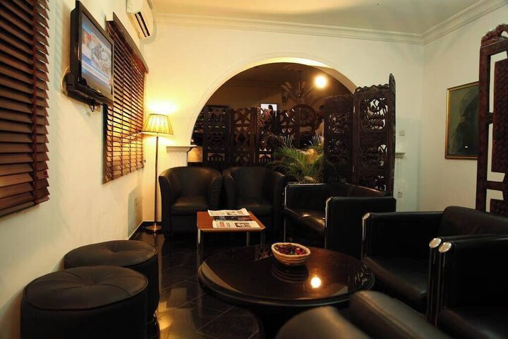 Lounge 22 of 24
