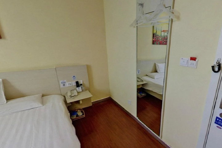 Room 6 of 12