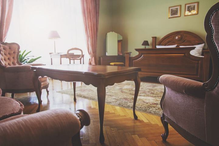 Room 11 of 48