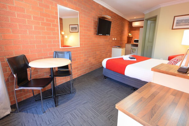 Room 9 of 28