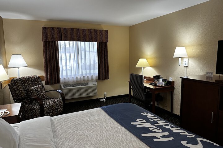 1 King Bed Business Room (3 of 6)