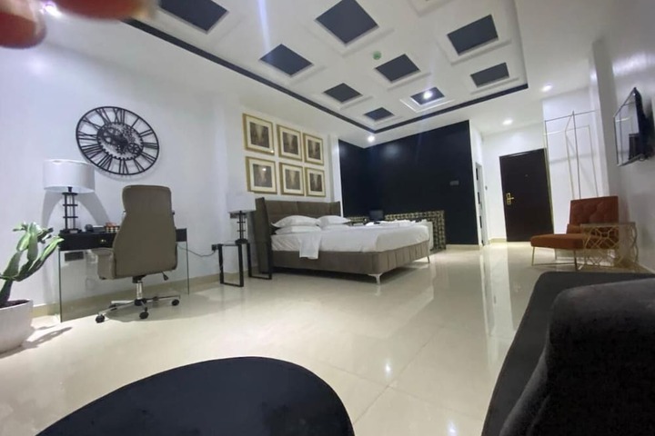 Room 9 of 33