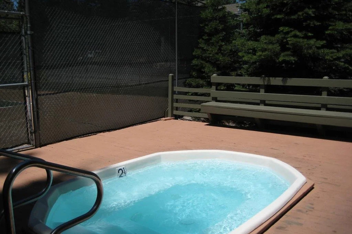 Pool 10 of 15