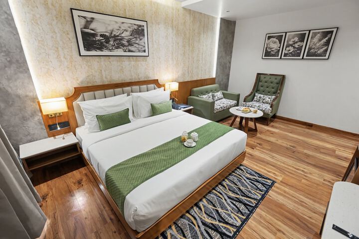 Room 5 of 8