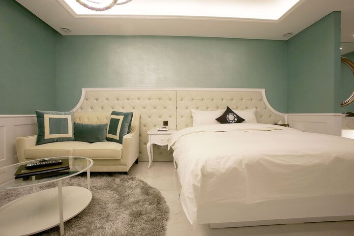 Room 16 of 60