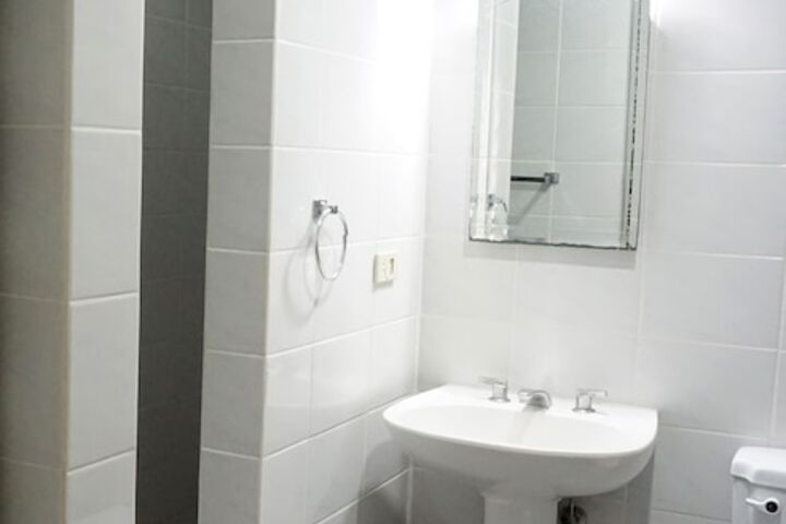 Room 16 of 28