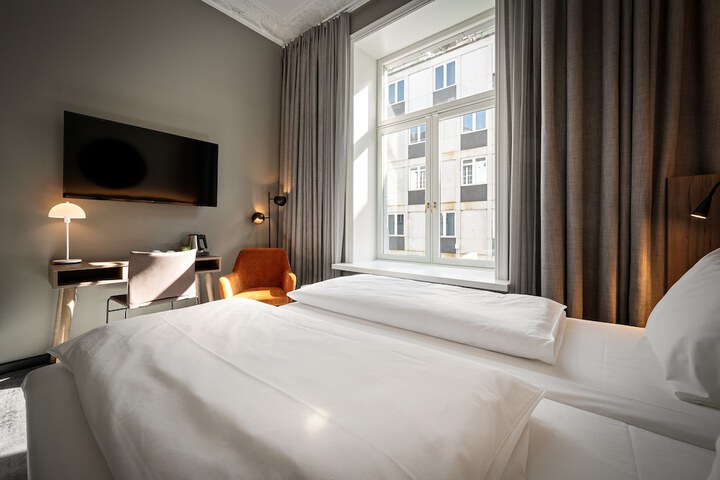 Room 42 of 87