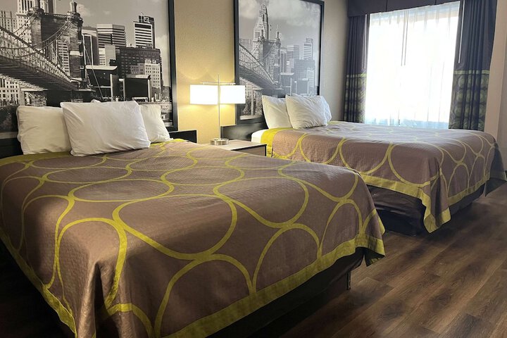 2 Queen Beds (2 of 5)