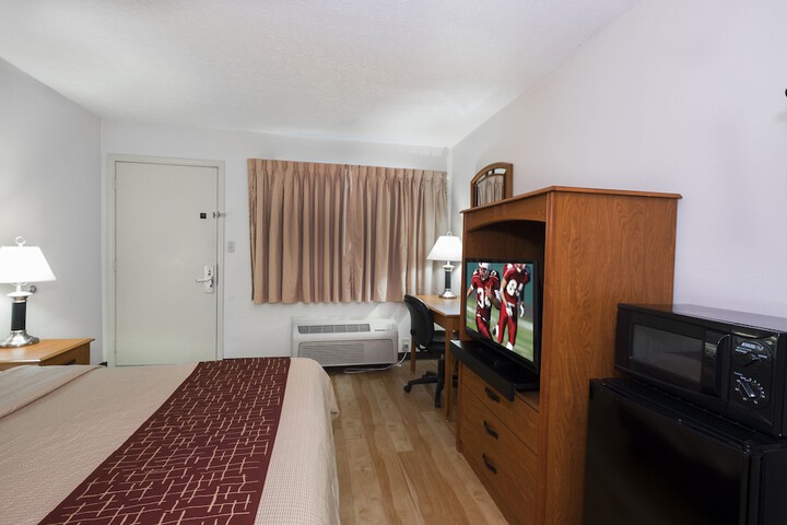 Deluxe King Bed (4 of 13)