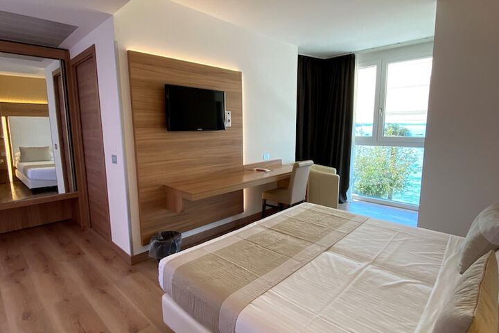 Room 7 of 63