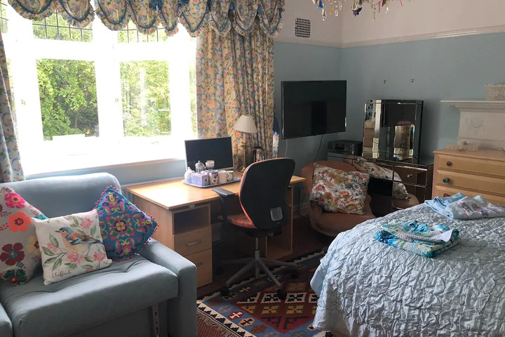 Room 5 of 10
