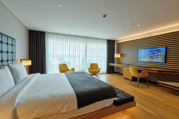 Room 83 of 203