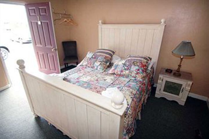 Room 4 of 8