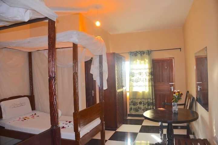 Room 13 of 33
