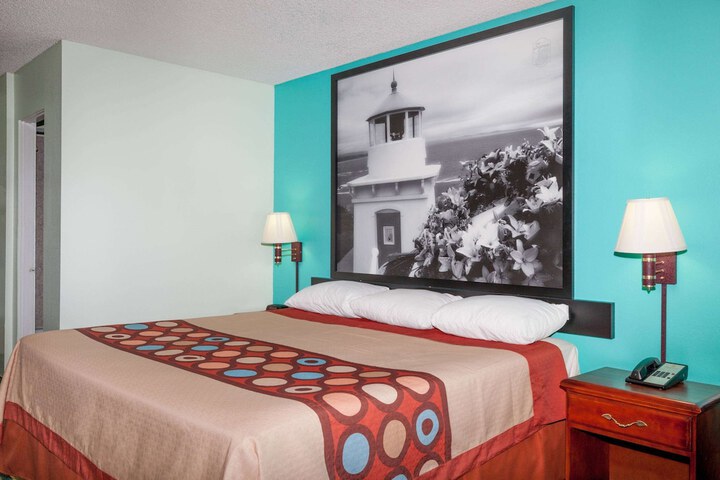 Room 14 of 28
