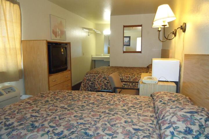 1 Queen Bed (3 of 4)