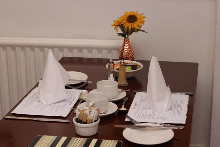 Dining 18 of 32