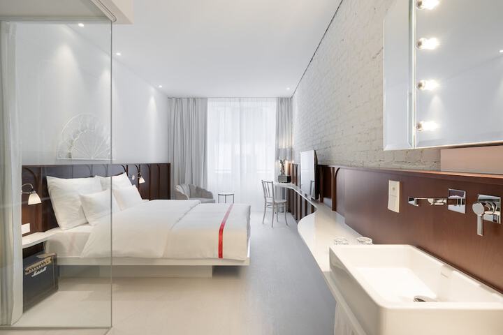 Room 6 of 77