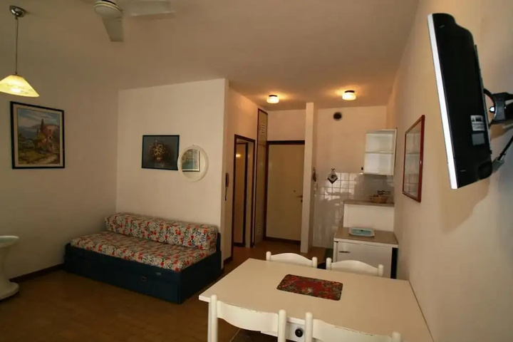 Room 4 of 11