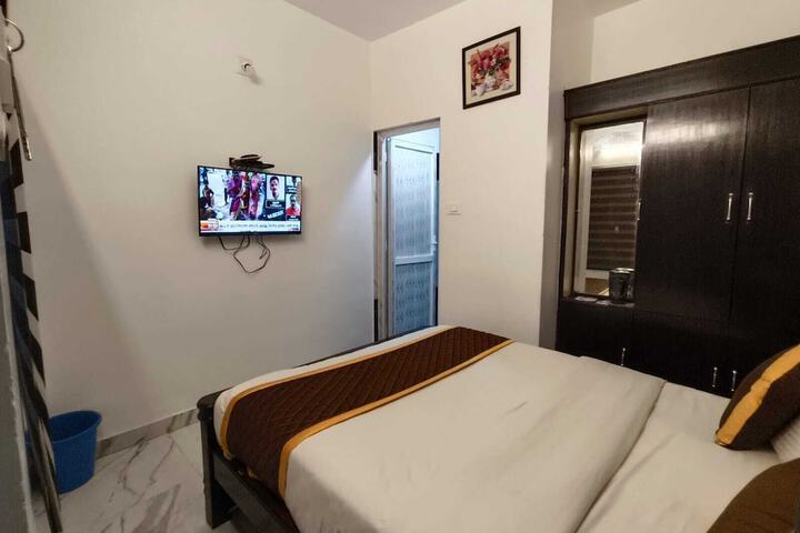 Room 6 of 12