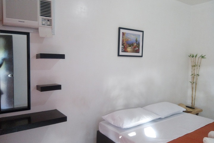 Room 4 of 33