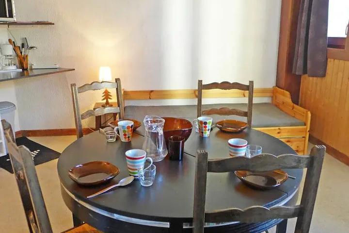 Dining 4 of 6