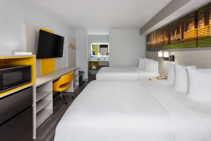 2 Queen Beds (2 of 6)