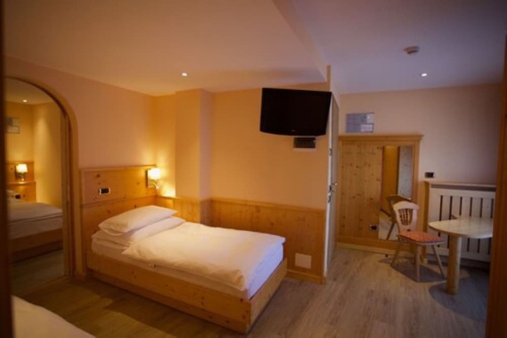 Room 3 of 107