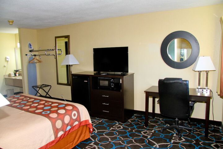 1 King Bed Accessible (3 of 10)